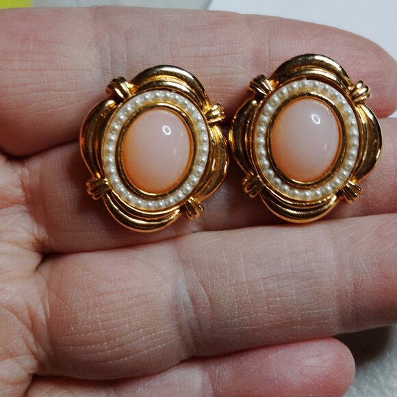 Avon 1988 Victorian Spring Earrings Gold Tone Pink Cabochon Faux Pearl Vintage - Picture 7 of 8